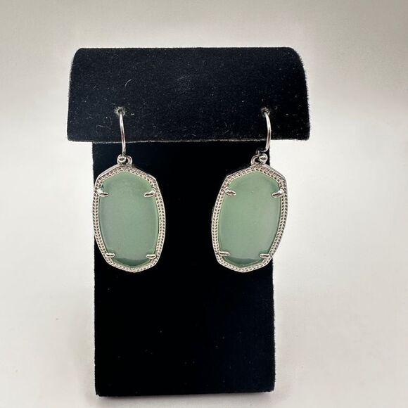 Retired Kendra Scott Elle "green Chalcedony" dangle earrings in silver tone! - Picture 10 of 12